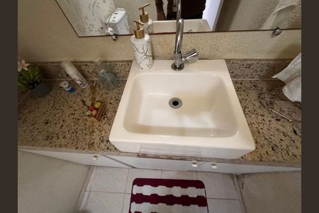 Casa de condomínio à venda com 180m², 3 quartos e 2 vagasLavabo