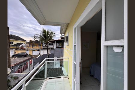 Casa de condomínio à venda com 180m², 3 quartos e 2 vagasSuíte 1 - Varanda