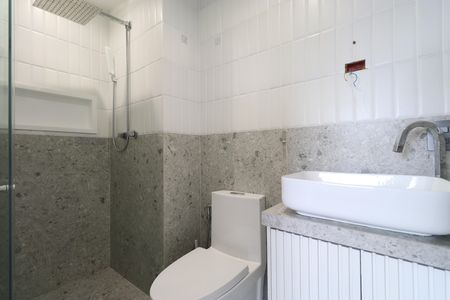 Banheiro  de apartamento para alugar com 2 quartos, 47m² em Parque Industrial Tomas Edson, São Paulo