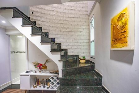 Casa para alugar com 250m², 2 quartos e 2 vagas Casa para alugar com 250m², 2 quartos e 2 vagasEscada