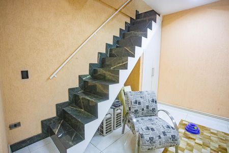 Escada  de casa para alugar com 2 quartos, 250m² em Taboão, Diadema