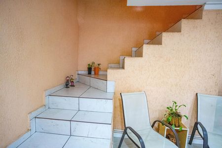 Casa para alugar com 250m², 2 quartos e 2 vagas Casa para alugar com 250m², 2 quartos e 2 vagasEscada para área de lazer