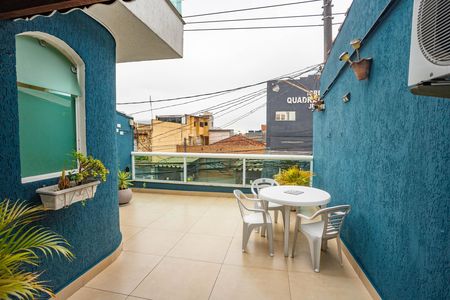 Casa para alugar com 250m², 2 quartos e 2 vagas Casa para alugar com 250m², 2 quartos e 2 vagasVaranda da suíte