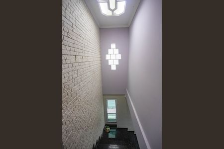 Casa para alugar com 250m², 2 quartos e 2 vagas Casa para alugar com 250m², 2 quartos e 2 vagasEscada