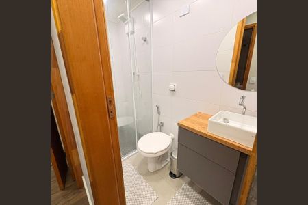 Banheiro de apartamento à venda com 2 quartos, 56m² em Vila Babilonia, São Paulo