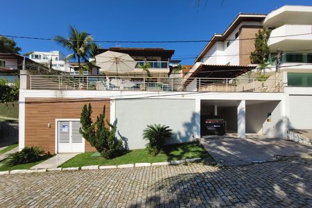 Casa de condomínio à venda com 450m², 4 quartos e 4 vagasFachada
