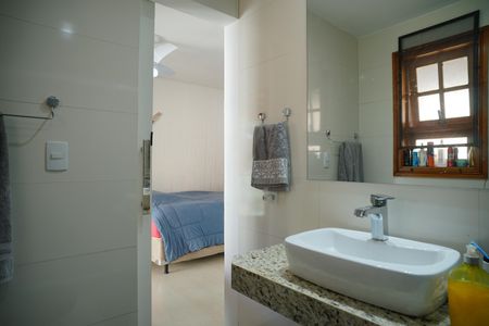 Casa de condomínio à venda com 450m², 4 quartos e 4 vagasBanheiro da Suíte 2