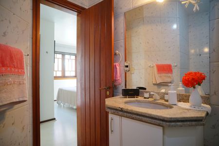 Casa de condomínio à venda com 450m², 4 quartos e 4 vagasBanheiro da Suíte