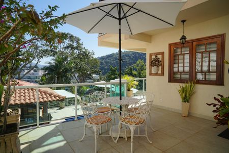 Casa de condomínio à venda com 450m², 4 quartos e 4 vagasVaranda