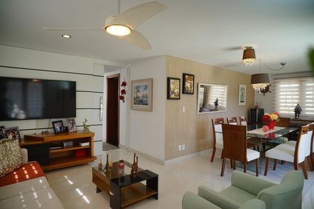 Sala de casa de condomínio à venda com 4 quartos, 450m² em Camboinhas, Niterói