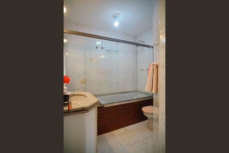 Casa de condomínio à venda com 450m², 4 quartos e 4 vagasBanheiro da Suíte
