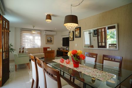 Casa de condomínio à venda com 450m², 4 quartos e 4 vagasSala