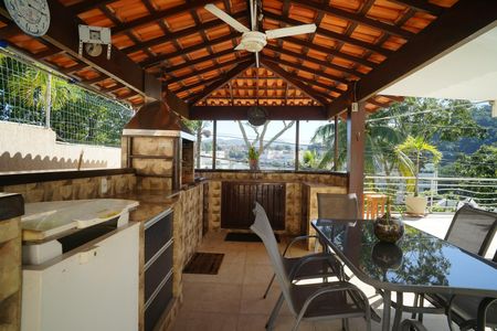 Casa de condomínio à venda com 450m², 4 quartos e 4 vagasÁrea gourmet