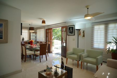 Casa de condomínio à venda com 450m², 4 quartos e 4 vagasSala