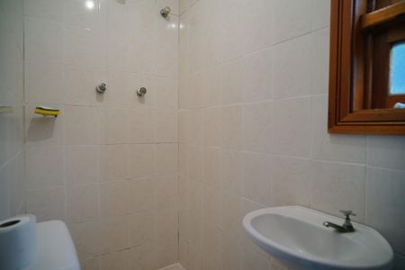 Casa de condomínio à venda com 450m², 4 quartos e 4 vagasBanheiro de serviço