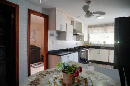 Casa de condomínio à venda com 450m², 4 quartos e 4 vagasCozinha