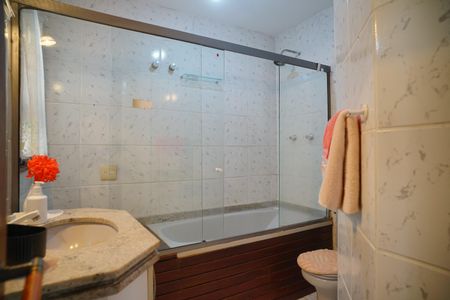 Casa de condomínio à venda com 450m², 4 quartos e 4 vagasBanheiro da Suíte