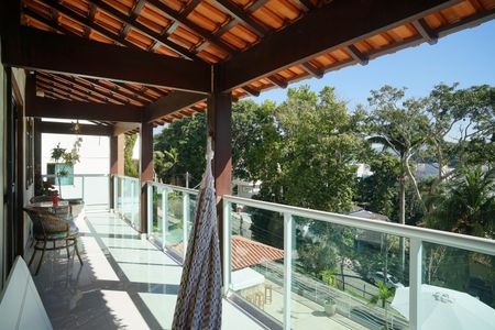 Casa de condomínio à venda com 450m², 4 quartos e 4 vagasVaranda da Suíte 3