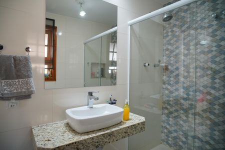 Casa de condomínio à venda com 450m², 4 quartos e 4 vagasBanheiro da Suíte 2