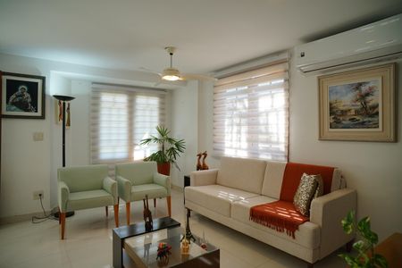 Sala de casa de condomínio à venda com 4 quartos, 450m² em Camboinhas, Niterói