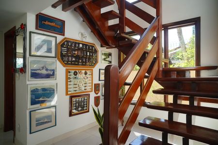 Casa de condomínio à venda com 450m², 4 quartos e 4 vagasEscada