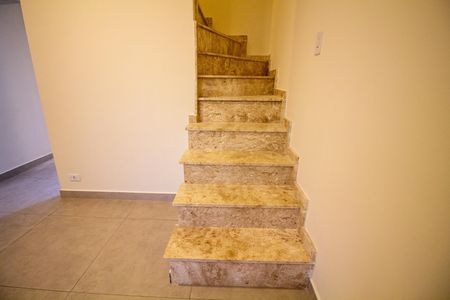 Casa de condomínio para alugar com 120m², 2 quartos e 2 vagasEscada