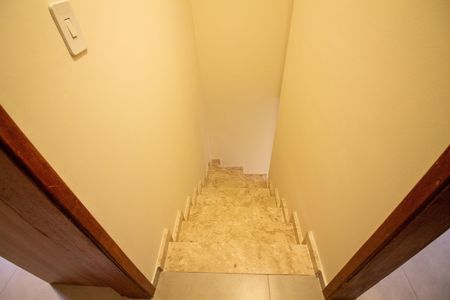 Casa de condomínio para alugar com 120m², 2 quartos e 2 vagasEscada