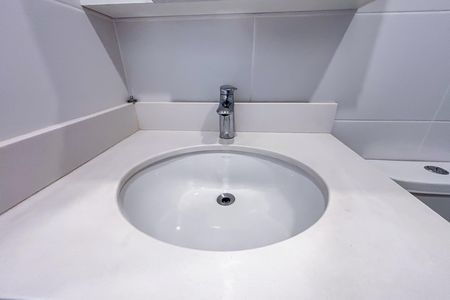 Banheiro social de apartamento para alugar com 1 quarto, 30m² em Sumaré, São Paulo