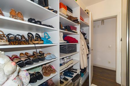 Apartamento à venda com 148m², 4 quartos e 2 vagas Apartamento à venda com 148m², 4 quartos e 2 vagasCloset - Suíte 2