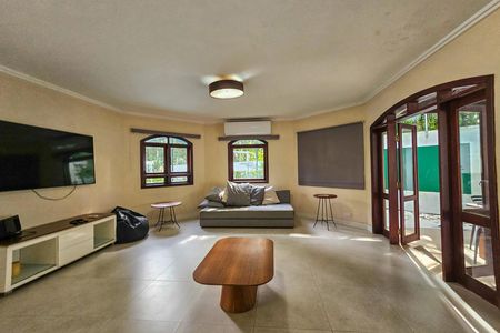 Casa de condomínio para alugar com 450m², 4 quartos e 2 vagas