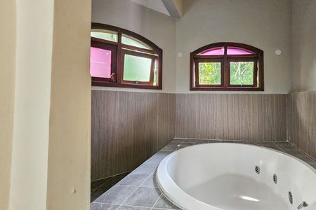 Casa de condomínio para alugar com 450m², 4 quartos e 2 vagas