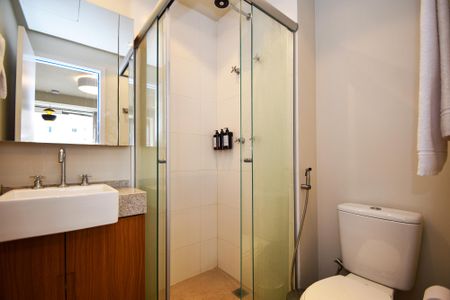 banheiro de kitnet/studio para alugar com 1 quarto, 26m² em Pinheiros, São Paulo