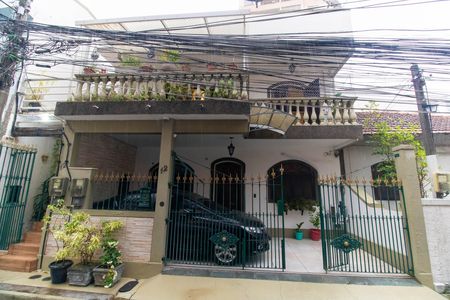 Casa à venda com 225m², 4 quartos e 2 vagasFachada