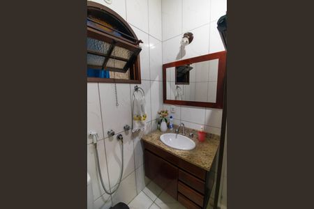 Casa à venda com 225m², 4 quartos e 2 vagasBanheiro 1