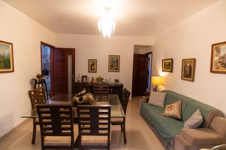 Casa à venda com 225m², 4 quartos e 2 vagasSala