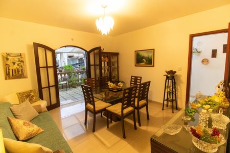 Casa à venda com 225m², 4 quartos e 2 vagasSala