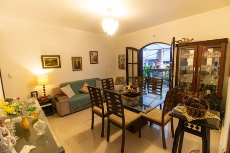 Casa à venda com 225m², 4 quartos e 2 vagasSala