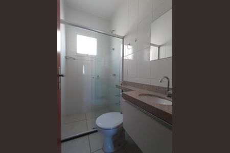 Banheiro da suíte de apartamento para alugar com 3 quartos, 60m² em Jardim Holanda, Uberlândia