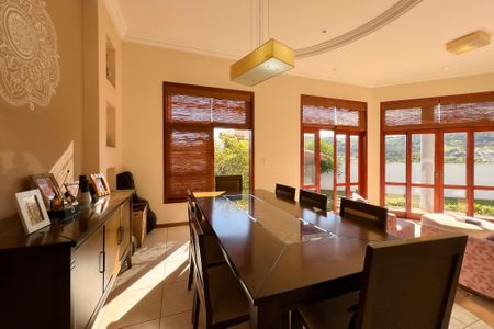 Casa de condomínio à venda com 375m², 4 quartos e 3 vagas