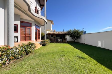 Casa de condomínio à venda com 375m², 4 quartos e 3 vagas