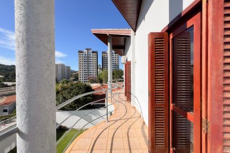 Casa de condomínio à venda com 375m², 4 quartos e 3 vagas