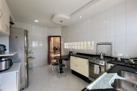 Casa de condomínio à venda com 375m², 4 quartos e 3 vagas
