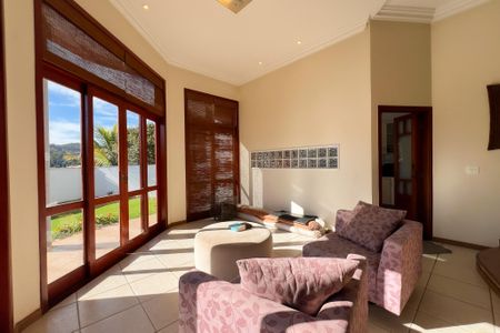 Casa de condomínio à venda com 375m², 4 quartos e 3 vagas