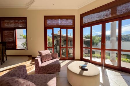 Casa de condomínio à venda com 375m², 4 quartos e 3 vagas