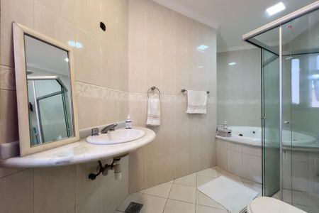 Casa de condomínio à venda com 375m², 4 quartos e 3 vagas