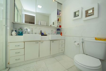 Apartamento à venda com 199m², 4 quartos e 4 vagasBanheiro da Suíte 4