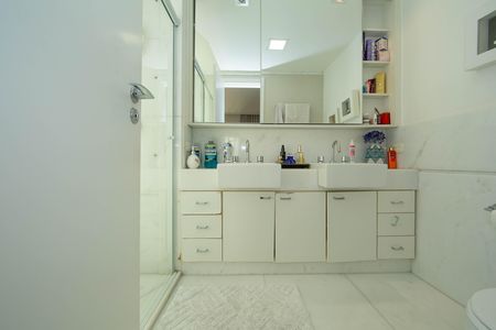 Apartamento à venda com 199m², 4 quartos e 4 vagasBanheiro da Suíte 4