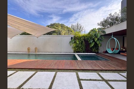 Casa de condomínio à venda com 407m², 4 quartos e 4 vagas Casa de condomínio à venda com 407m², 4 quartos e 4 vagasÁrea externa