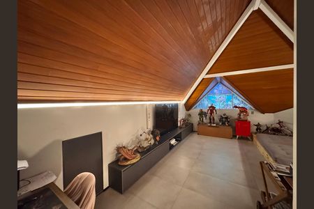 Casa de condomínio à venda com 407m², 4 quartos e 4 vagas Casa de condomínio à venda com 407m², 4 quartos e 4 vagasSala de TV