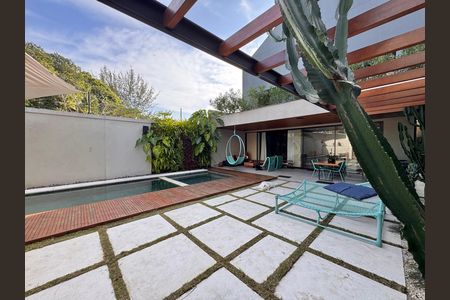 Casa de condomínio à venda com 407m², 4 quartos e 4 vagas Casa de condomínio à venda com 407m², 4 quartos e 4 vagasÁrea externa